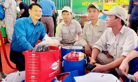 Chủ tịch LĐLĐ tỉnh Thái Nguyên Phạm Việt Dũng (bên trái) động viên, tặng quà công nhân. Ảnh: CĐTN
