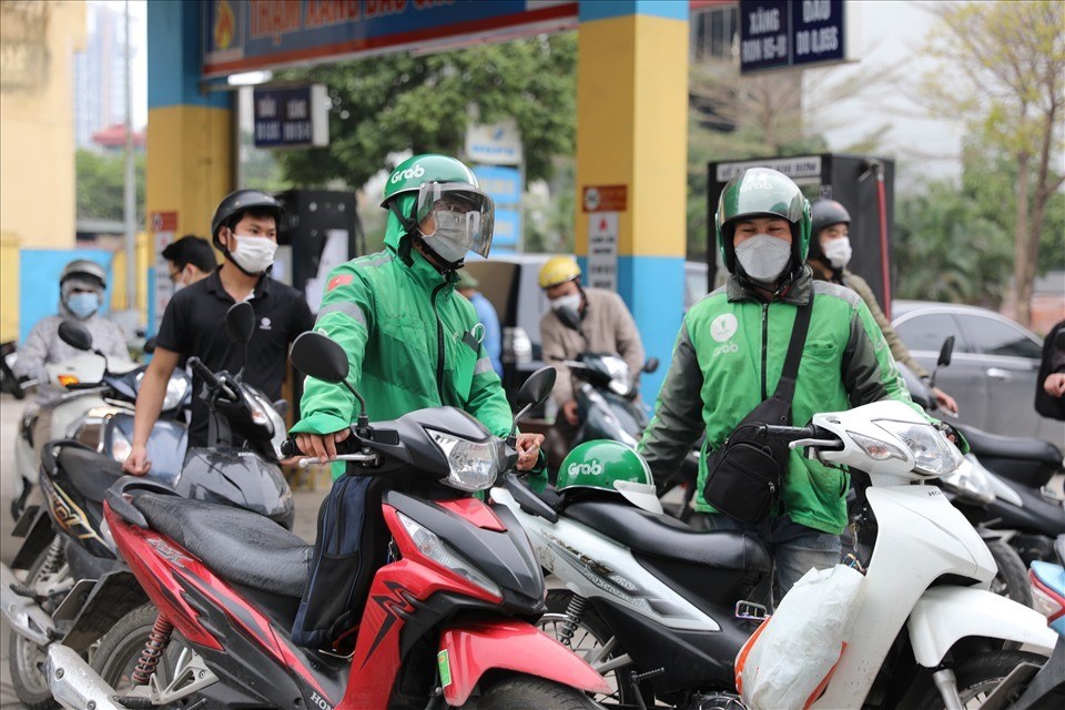 Nhịp sống 24h: Giá xăng dầu giảm 100-400 đồng/lít sau 7 kỳ tăng liên tiếp Nhịp sống 24h: Giá xăng dầu giảm 100-400 đồng/lít sau 7 kỳ tăng liên tiếp