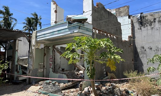 Tháo dỡ nhà giải tỏa ở Nha Trang, tường sập đè chết 1 người.