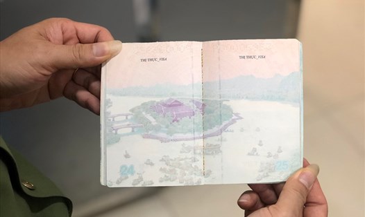 Hoa văn trên mỗi trang hộ chiếu mới là danh lam, thắng cảnh của Việt Nam. Ảnh: V.D