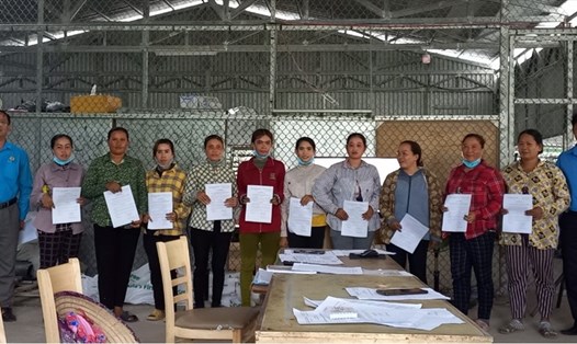 Lãnh đạo LĐLĐ huyện Tịnh Biên trao quyết định kết nạp đoàn viên công đoàn.