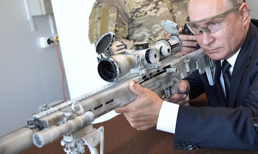 Tổng thống Putin kiểm tra súng trường bắn tỉa Chukavin SVCh-308 của nhà sản vũ khí Nga Kalashnikov, năm 2018. Ảnh: Sputnik