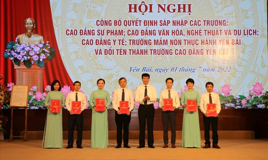 Ông Trần Huy Tuấn - Chủ tịch tỉnh Yên Bái trao Quyết định điều động và bổ nhiệm cán bộ cho trường Cao đẳng Yên Bái. Ảnh: Văn Đức.