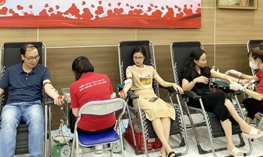 Đoàn viên Công đoàn Viện Khoa học Thủy lợi Việt Nam tham gia hiến máu tình nguyện. Ảnh: CĐV
