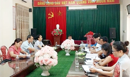 Đoàn giám sát làm việc tại Công đoàn cơ sở Trường THCS Sơn Thủy.