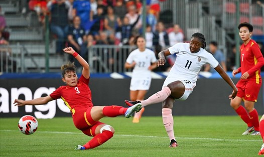 Đội tuyển nữ Pháp (hạng 3 thế giới) thể hiện chênh lệch về trình độ với đội tuyển nữ Việt Nam ngay từ những phút đầu tiên của trận đấu. Ảnh: FFF