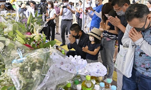 Người dân Nhật Bản tưởng niệm cố Thủ tướng Abe Shinzo tại nơi ông bị ám sát. Ảnh: Kyodo
