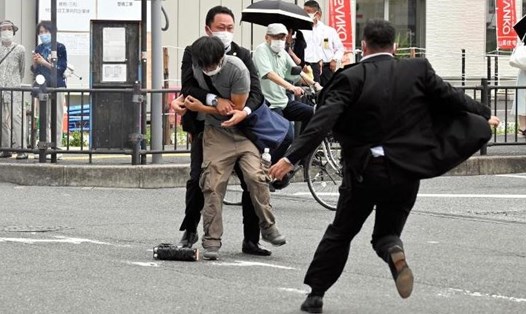 Khống chế nghi phạm bắn cựu Thủ tướng Nhật Bản Abe Shinzo. Ảnh: AFP