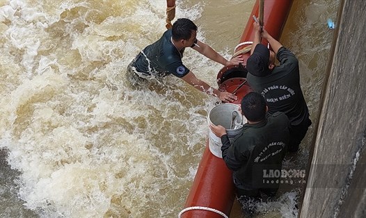 Hàng chục công nhân đang nỗ lực khắc phục sự cố nước sinh hoạt ở Điện Biên. Ảnh: Văn Thành Chương