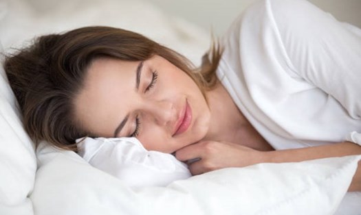 Giấc ngủ say đóng vai trò quan trọng để bạn có sức khoẻ tốt. Ảnh: healthylifeline.net