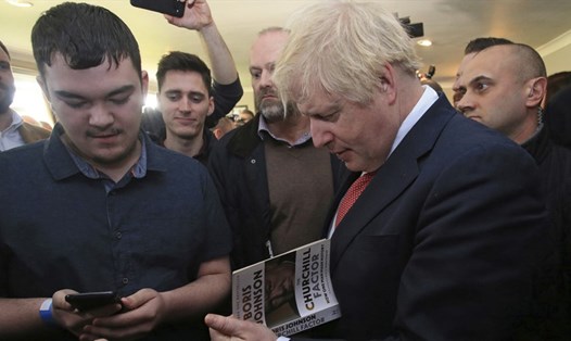 Thủ tướng Anh Boris Johnson ký sách tại County Durham, đông bắc nước Anh, ngày 14.12.2019. Ảnh: AP