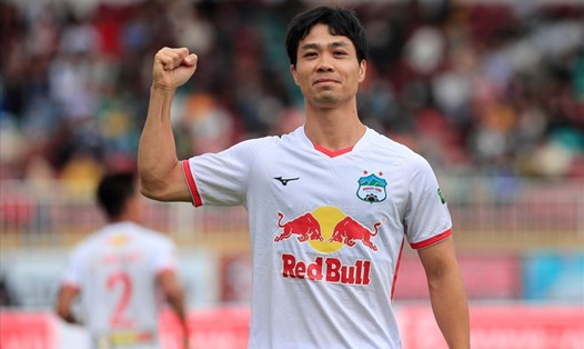 Công Phượng ghi bàn giúp Hoàng Anh Gia Lai thắng Đà Nẵng 1-0. Ảnh: Minh Trần