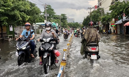 Cảnh báo nguy cơ ngập lụt ở Nam Bộ do mưa dông diện rộng.