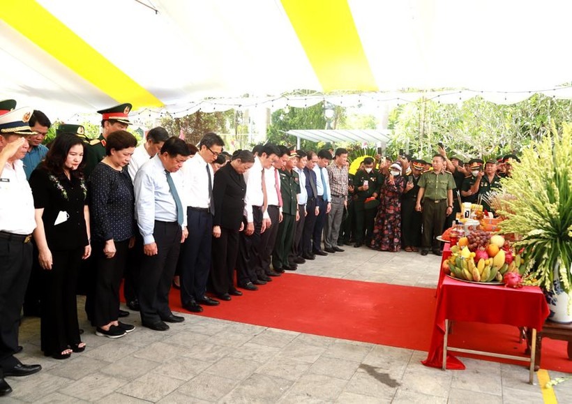 Các đại biểu nghiêng mình trước anh linh các liệt sĩ tại Nghĩa trang liệt sĩ Quốc gia Vị Xuyên.