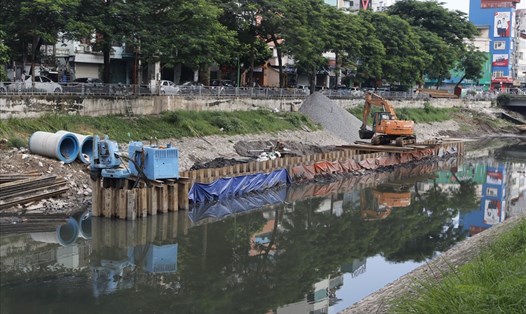 Hà Nội đang triển khai xây dựng hệ thống thu gom nước thải và nhà máy xử lý nước thải Yên Xá dọc sông Tô Lịch (ảnh chụp ngày 10.7). Ảnh: P.Đ