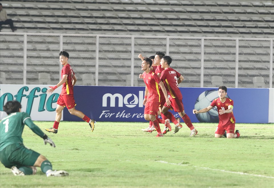 U19 Việt Nam cùng U19 Thái Lan vào bán kết và cái dớp 