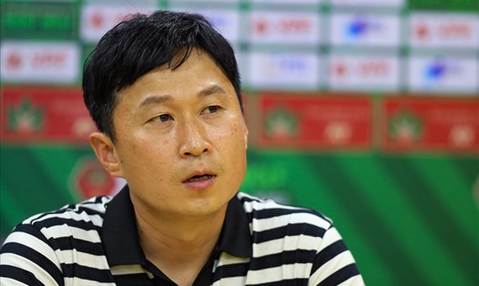 Huấn luyện viên Chun Jae-ho cho rằng Văn Hậu vẫn chưa có thể trạng tốt nhất. Ảnh: Minh Dân