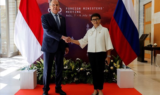 Ngoại trưởng Nga Sergei Lavrov (phải) gặp Ngoại trưởng Indonesia Retno Marsudi tại Hội nghị Bộ trưởng Ngoại giao G20 tại Bali, ngày 8.7.2022. Ảnh: AFP
