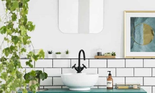 Trang trí phòng tắm bằng xây xanh có thể giúp cho không gian trong lành, dễ chịu hơn. Ảnh: Step To Health