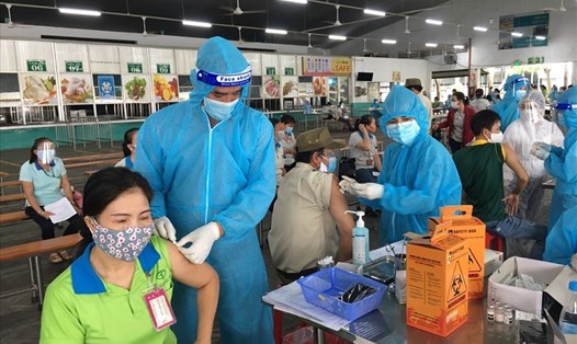 Tiêm vaccine COVID-19 cho công nhân công ty CP Taekwang Vina tại Khu công nghiệp Biên Hoà 2, TP.Biên Hoà. Ảnh: Hà Anh Chiến