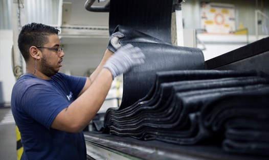 Công nhân hãng sản xuất lốp xe Michelin của Pháp tại nhà máy ở La roche-sur-Yon, miền tây nước Pháp. Ảnh: AFP