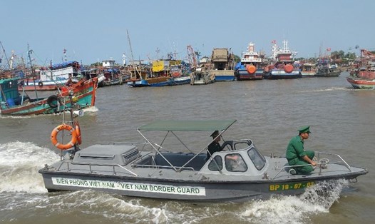 Lực lượng Bộ đội biên phòng tỉnh Cà Mau thường xuyên kiểm tra các phương tiện khai thác tàu cá. Ảnh: Lê Khoa