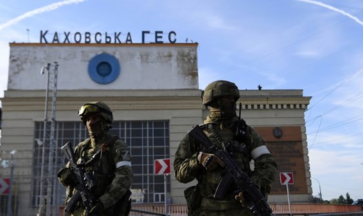 Quân nhân Nga gần tòa nhà thủy điện Kakhovskaya. Ảnh: RIA Novosti