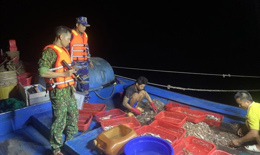 Bộ độ Biên phòng Thừa Thiên Huế phát hiện 2 tàu cá đánh bắt giã cào.