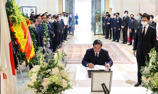 Thủ tướng Phạm Minh Chính ghi sổ tang tưởng niệm cố Thủ tướng Nhật Bản Abe Shinzo. Ảnh: VGP