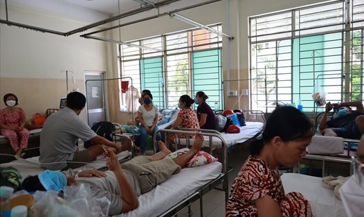 Điều trị bệnh nhân mắc sốt xuất huyết tại Bệnh viện Bệnh Nhiệt đới TPHCM. Ảnh: Nguyễn Ly
