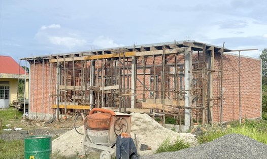 Công trình Hội trường thôn Tân Sơn sủ dụng sai chủng loại vật liệu xây dựng. Ảnh: Phan Tuấn