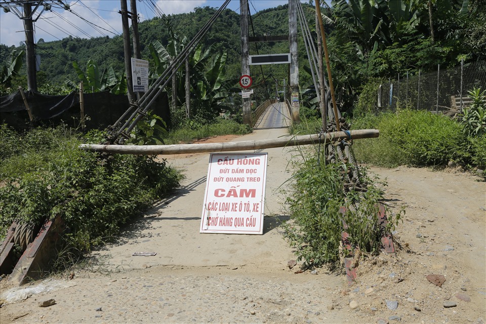 Cây cầu treo cổ gần như lâu đời nhất tại Yên Bái đã xuống cấp, hư hỏng. Ảnh: Văn Đức.