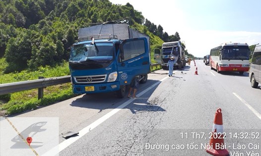 Hiện trường vụ tai nạn giao thông khiến lái xe đầu kéo tử vong trên cao tốc Nội Bài - Lào Cai. Ảnh: CTV.