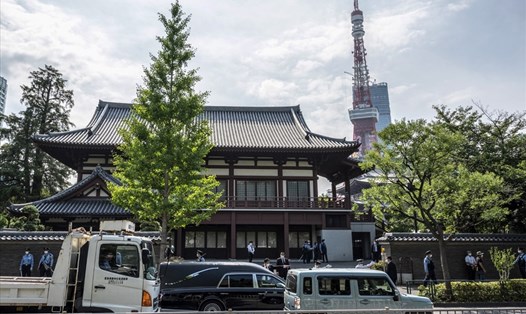 Xe tang chở thi hài cựu Thủ tướng Nhật Bản Abe Shinzo đến đền Zojoji ở Tokyo ngày 11.7. Ảnh: AFP