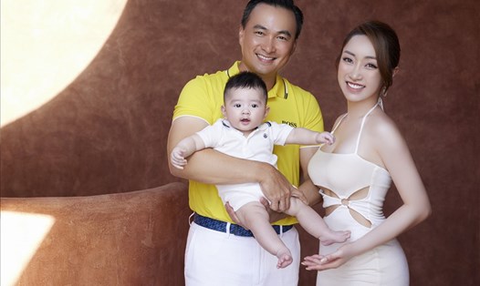 Vợ chồng diễn viên Chi Bảo - Lý Thùy Chang hạnh phúc bên con trai nhỏ. Ảnh: NVCC