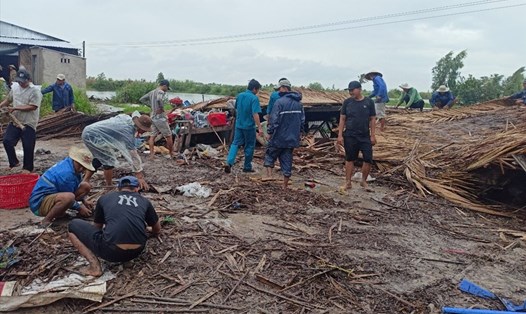 Các lực lượng nhanh chóng giúp người dân khắc phục hậu quả của cơn lốc xoáy. Ảnh: PV