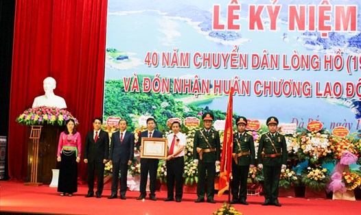 Lãnh đạo huyện Đà Bắc, tỉnh Hòa Bình đón nhận Huân chương Lao động hạng Ba. Ảnh: N.C