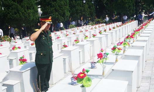 Những ngày tháng 7, dòng người từ khắp mọi nơi lại hướng về Nghĩa trang liệt sĩ Quốc gia Vị Xuyên.