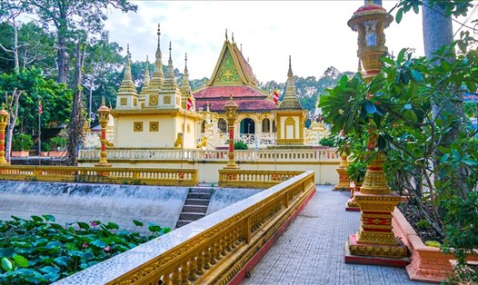 Chùa Âng được xem là một trong những ngôi chùa lớn và độc đáo nhất trong hệ thống các ngôi chùa Khmer trong tỉnh Trà Vinh. Ảnh: Tạ Quang
