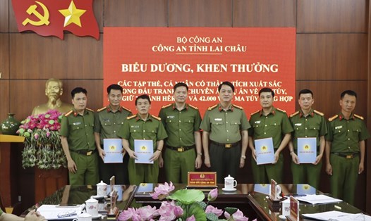 Đại tá Nguyễn Viết Giang - Giám đốc Công an tỉnh Lai Châu biểu dương, khen thưởng các tập thể, cá nhân vừa có thành tích xuất sắc trong đấu tranh, triệt phá thành công 4 chuyên án ma túy. Ảnh: CACC