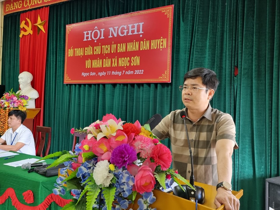 Ông Trình Văn Nhã - Chủ tịch UBND huyện Thanh Chương trao đổi với người dân về chủ trương sáp nhập điểm trường tiểu học xã Ngọc Sơn. Ảnh: QĐ