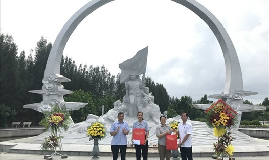 Đoàn công tác huyện Hoài Đức (Hà Nội) trao tặng 100 triệu đồng để tu bổ, tôn tạo khu tưởng niệm Gạc Ma. Ảnh: H.L