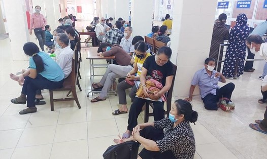 Bệnh nhân chờ khám tại Bệnh viện Hà Tĩnh. Ảnh: T.T
