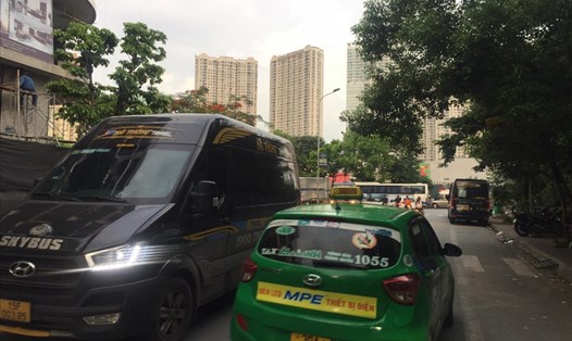 Xe hợp đồng, xe limousine đón trả khách tại khu vực sau BigC Thăng Long gây mất TTATGT. Ảnh: Đ.T