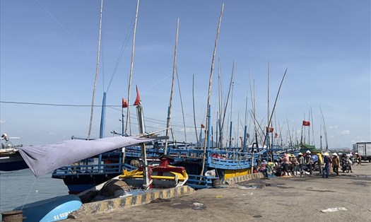 Ngư dân Phú Yên vẫn cố gắng bám biển mặc dù giá xăng dầu vẫn còn cao sau khi đã được giảm.