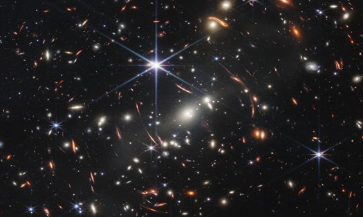Tổng thống Joe Biden công bố bức ảnh này về cụm thiên hà SMACS 0723 trong sự kiện tại Nhà Trắng ngày 11.7. Ảnh: NASA