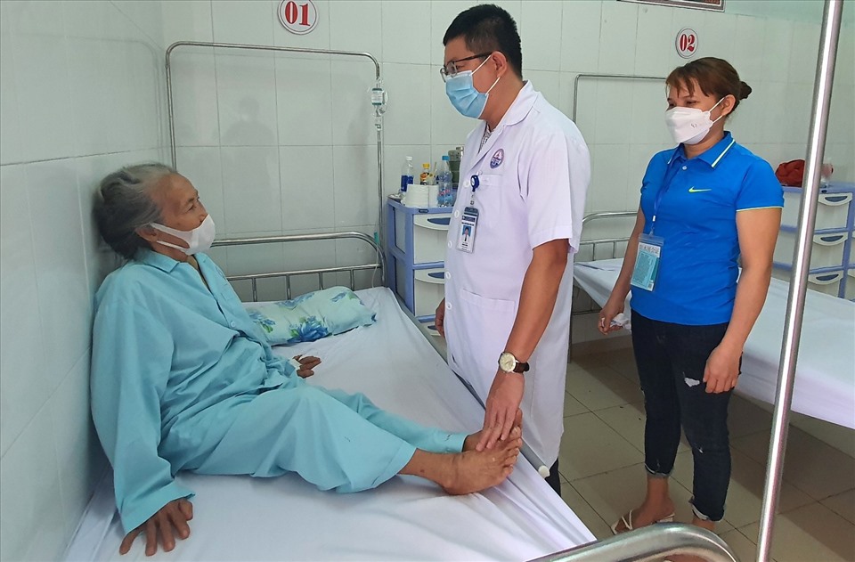 Bệnh nhân 77 tuổi liệt giường đi lại được nhờ đổ xi măng sinh học