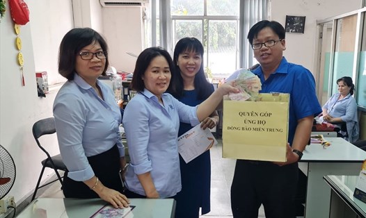 Đoàn viên Công đoàn Tổng Công ty Hàng hải Việt Nam quyên góp, ủng hộ đồng bào vùng bị ảnh hưởng thiên tai, lũ lụt. Ảnh: CĐHH
