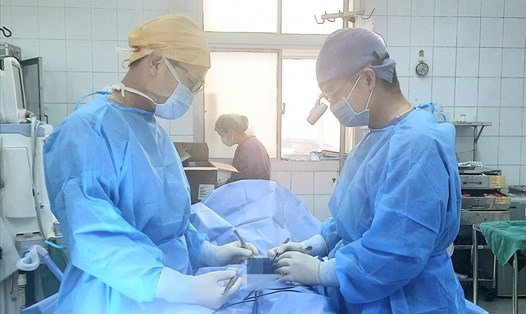 Các bác sĩ Bệnh viện Hữu nghị Việt Đức phẫu thuật cho bệnh nhân. Ảnh: BVCC