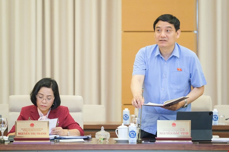Chủ nhiệm Ủy ban Văn hoá - Giáo dục Nguyễn Đắc Vinh phát biểu ý kiến. Ảnh: QH